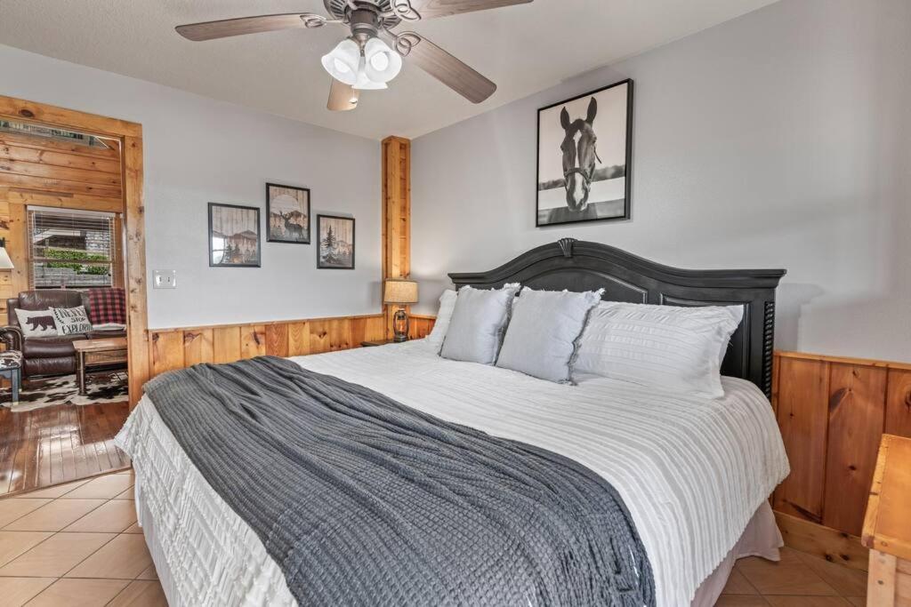 Cozy Cabin In The Smokies!!! Fully Furnished And Complete With Community Indoor And Outdoor Pools And Spas, Game And Fitness Rooms As Well As A Private Hot Tub Пиджен Фордж Екстериор снимка
