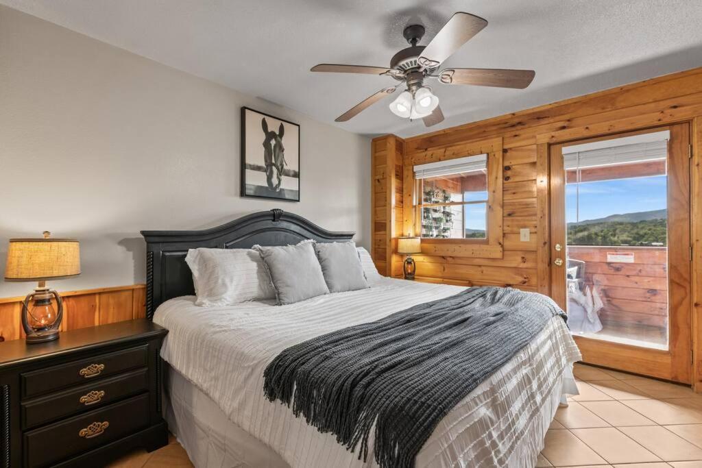 Cozy Cabin In The Smokies!!! Fully Furnished And Complete With Community Indoor And Outdoor Pools And Spas, Game And Fitness Rooms As Well As A Private Hot Tub Пиджен Фордж Екстериор снимка