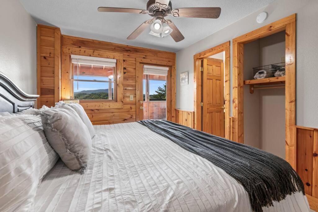 Cozy Cabin In The Smokies!!! Fully Furnished And Complete With Community Indoor And Outdoor Pools And Spas, Game And Fitness Rooms As Well As A Private Hot Tub Пиджен Фордж Екстериор снимка