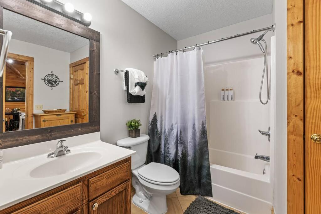 Cozy Cabin In The Smokies!!! Fully Furnished And Complete With Community Indoor And Outdoor Pools And Spas, Game And Fitness Rooms As Well As A Private Hot Tub Пиджен Фордж Екстериор снимка