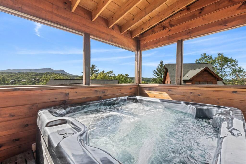 Cozy Cabin In The Smokies!!! Fully Furnished And Complete With Community Indoor And Outdoor Pools And Spas, Game And Fitness Rooms As Well As A Private Hot Tub Пиджен Фордж Екстериор снимка