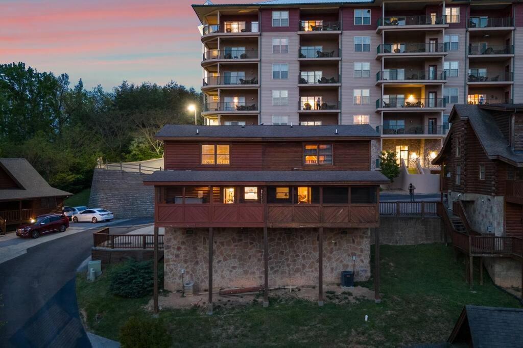 Cozy Cabin In The Smokies!!! Fully Furnished And Complete With Community Indoor And Outdoor Pools And Spas, Game And Fitness Rooms As Well As A Private Hot Tub Пиджен Фордж Екстериор снимка