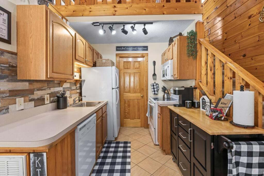 Cozy Cabin In The Smokies!!! Fully Furnished And Complete With Community Indoor And Outdoor Pools And Spas, Game And Fitness Rooms As Well As A Private Hot Tub Пиджен Фордж Екстериор снимка