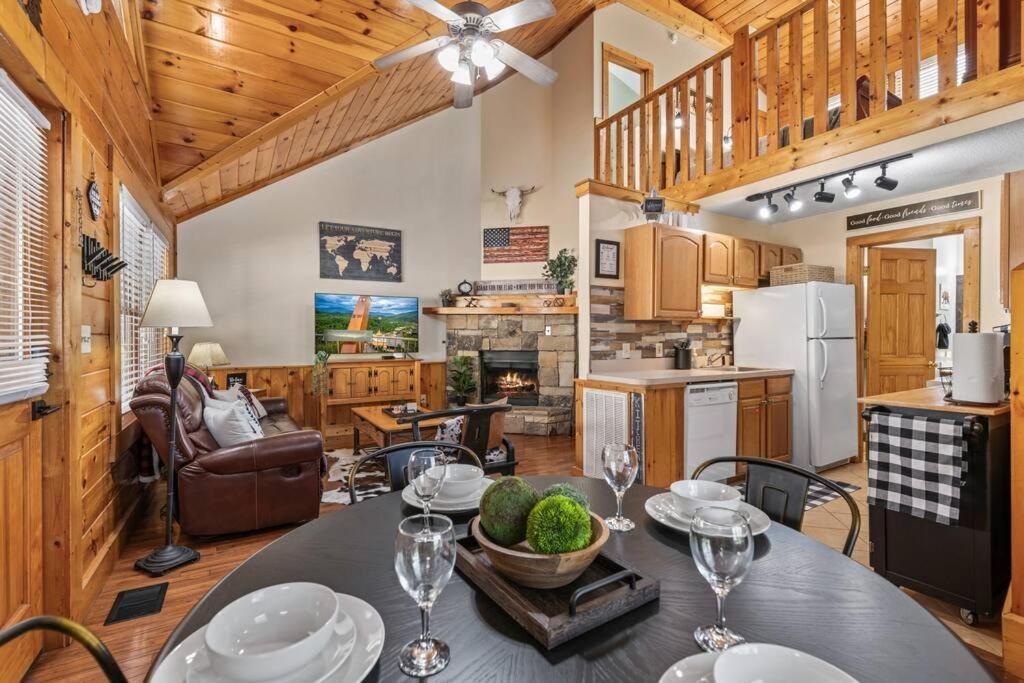 Cozy Cabin In The Smokies!!! Fully Furnished And Complete With Community Indoor And Outdoor Pools And Spas, Game And Fitness Rooms As Well As A Private Hot Tub Пиджен Фордж Екстериор снимка