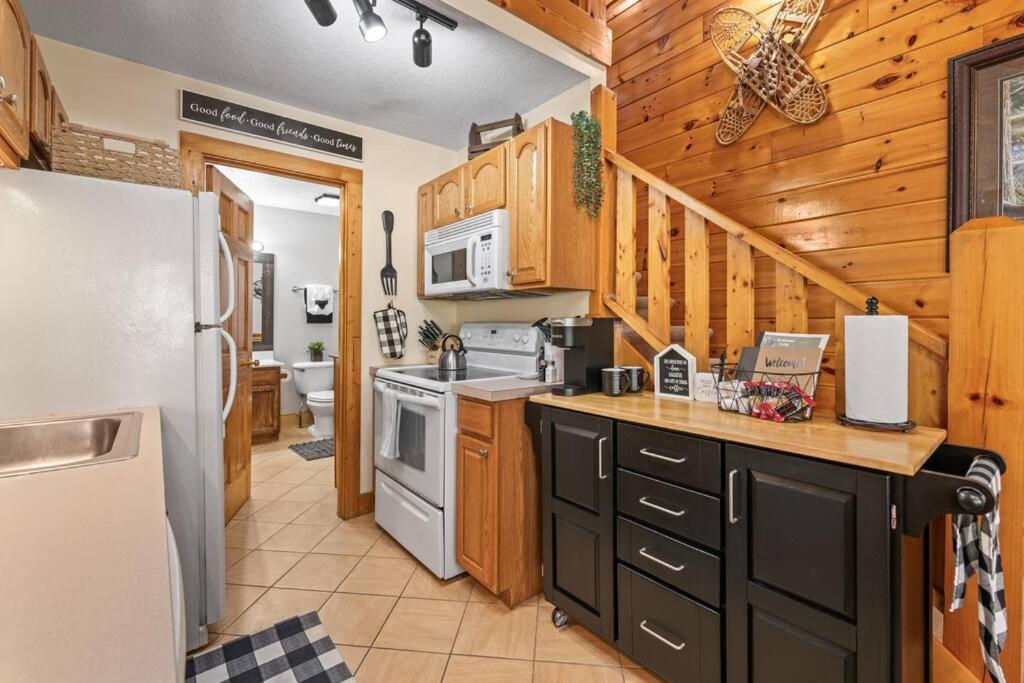 Cozy Cabin In The Smokies!!! Fully Furnished And Complete With Community Indoor And Outdoor Pools And Spas, Game And Fitness Rooms As Well As A Private Hot Tub Пиджен Фордж Екстериор снимка