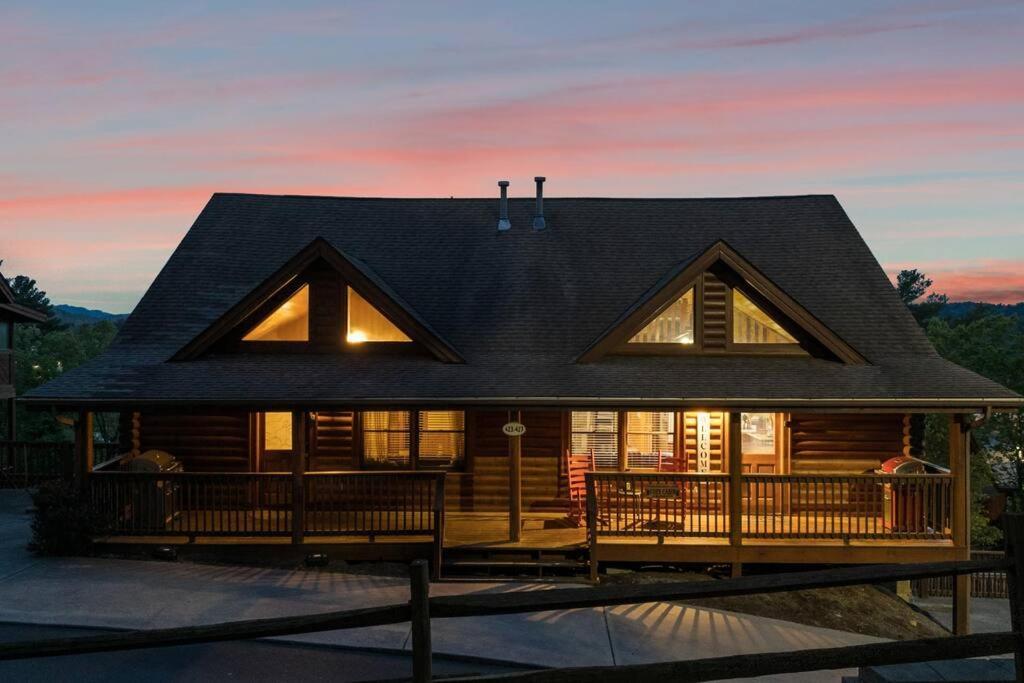 Cozy Cabin In The Smokies!!! Fully Furnished And Complete With Community Indoor And Outdoor Pools And Spas, Game And Fitness Rooms As Well As A Private Hot Tub Пиджен Фордж Екстериор снимка